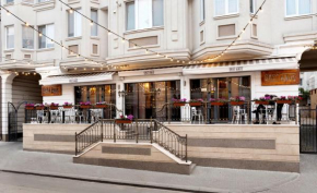 Central 1 bedroom and living with an in house restaurant